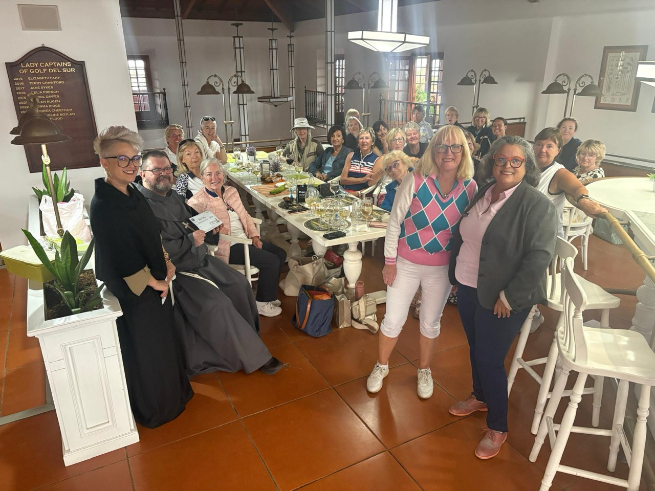 Golf del Sur entrega 3.500 euros a la Hermandad de la Cruz Blanca