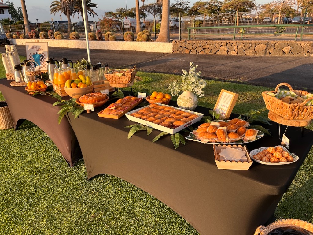 Buffet con desayuno y bebidas en el campo al atardecer