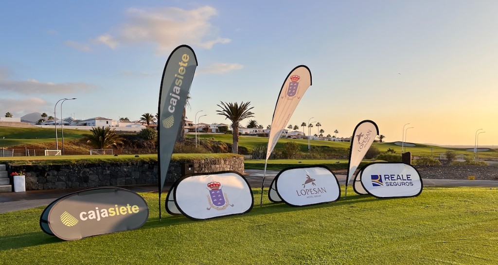Lonas publicitarias de los patrocinadores del campeonato en el campo
