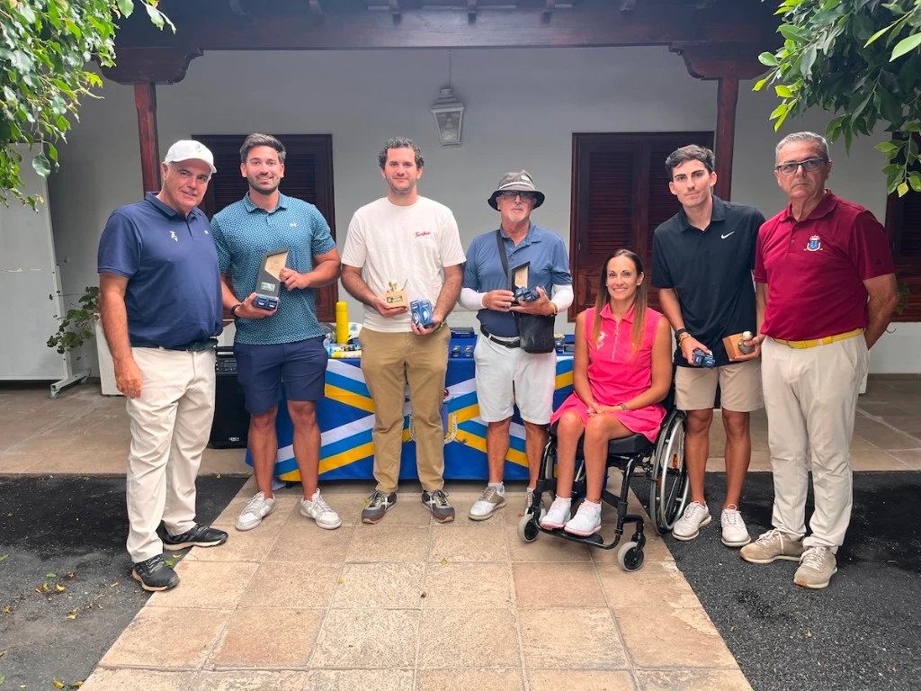 Ganadores del Campeonato de Canarias Mid-Amateur en Golf del Sur con sus trofeos